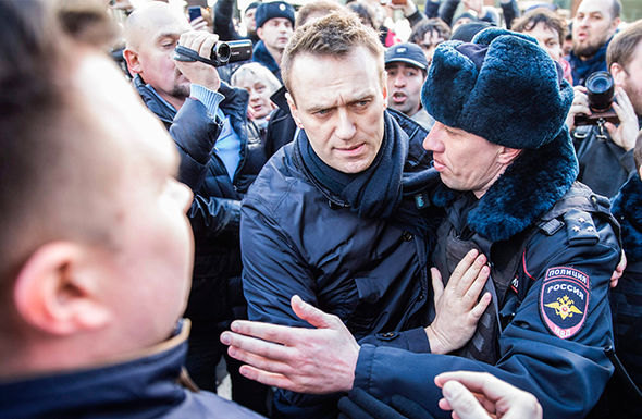 Protestors-tried-to-free-Alexei-Navalny-from-the-clutches-of-the-police-878422