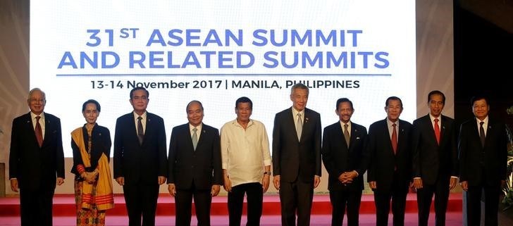 2017-11-13T042223Z_1_LYNXMPEDAC095_RTROPTP_3_ASEAN-SUMMIT