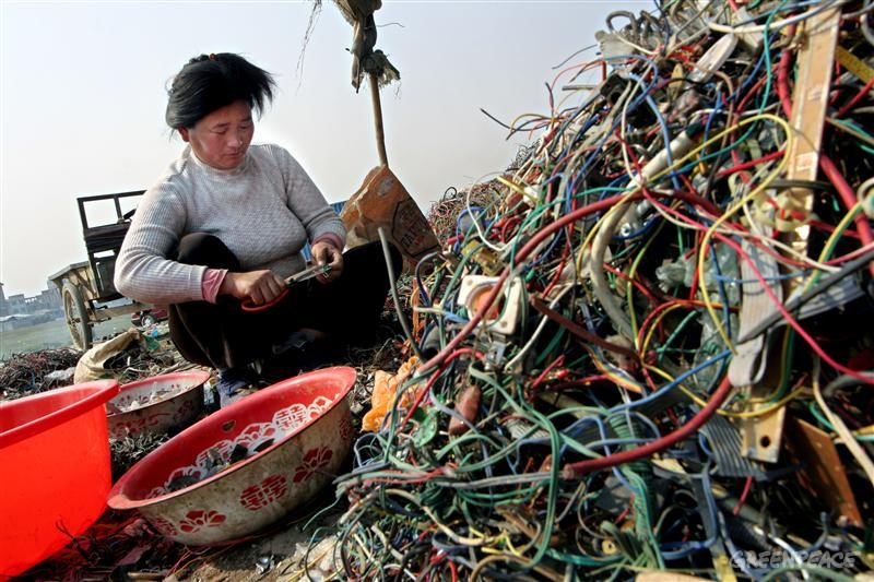 guiyu-woman-e-waste