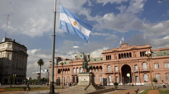 bandera-media-asta-Plaza-Mayo_IECIMA20140205_0082_7