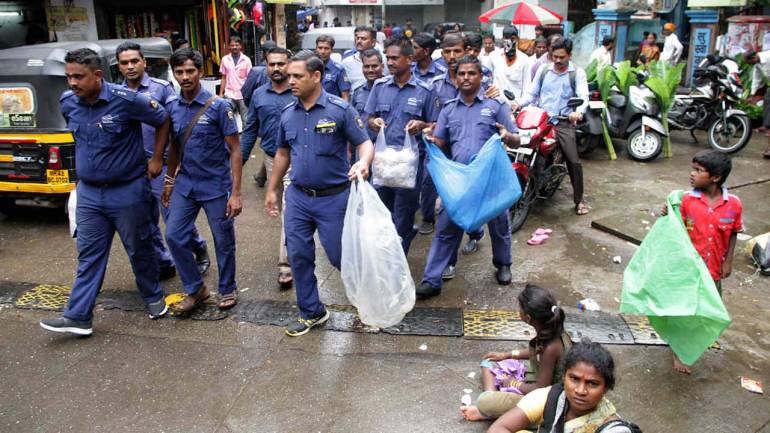 Civic-workers-inspect-the-shops-following-a-plastic-ban-in-Thane-770x433