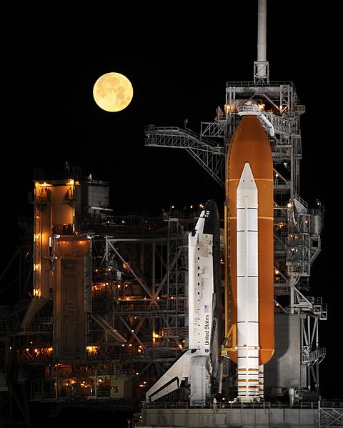 480px-Space_Shuttle_Discovery_under_a_full_moon,_03-11-09