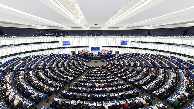 640px-European_Parliament_Strasbourg_Hemicycle_-_Diliff