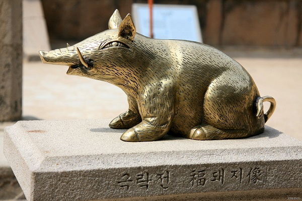 Korea-Gyeongju-Bulguksa-Gilt_bronze_pig_sculpture-01